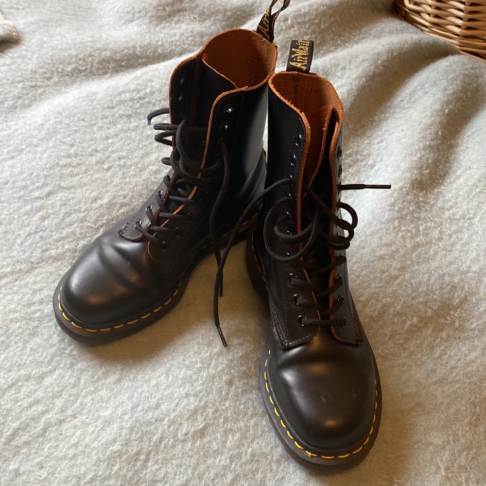 Vintage smooth leather made in England 1490 doc martens